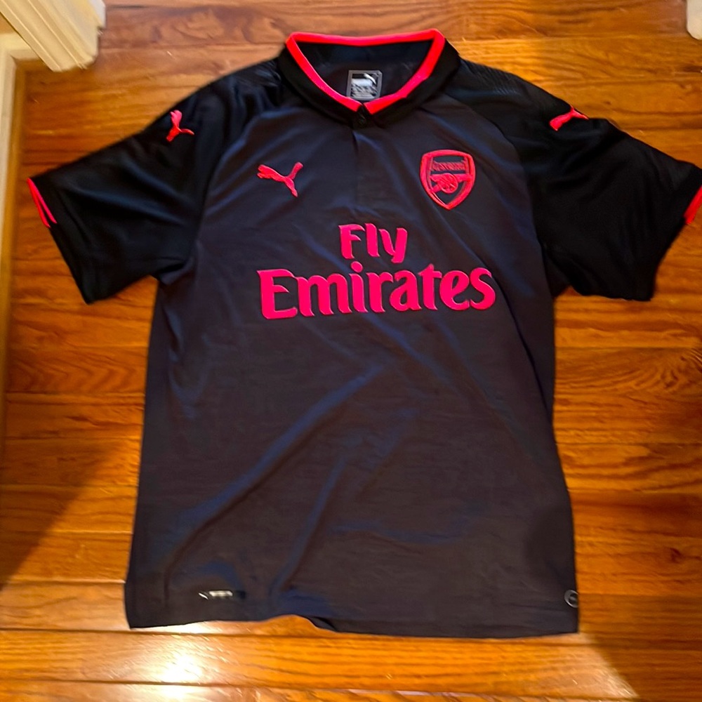 EXCELLENT CONDITION: Rare and authentic Puma 2017-18 Arsenal third shirt.